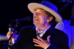 Berkat Ekspresi Puitis Baru, Bob Dylan Dapat Hadiah Nobel Sastra
