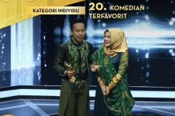 Denny Cagur Persembahkan Piala PGA untuk Istri
