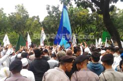 Tiba di Balai Kota, Massa Teriak Tangkap Ahok