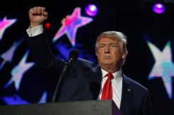 Trump Tantang Hillary...
