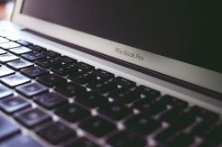 MacBook Pro Generasi BaruGunakan Layar Sentuh