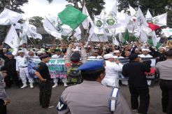 Massa Anti-Ahok Padati Pelataran Gedung Sate