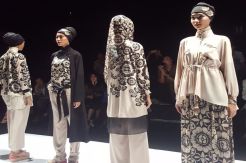 Itang Yunasz Pamerkan Koleksi Cindramata di JFW 2017