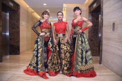 Zaskia Gotik Bahagia Bisa Nyanyi Bareng Ayu Ting Ting dan Jupe