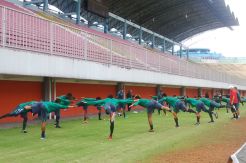 Genjot Fisik Pemain, Riedl Gelar Latihan Stabilisasi
