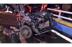 Mobil Daihatsu Ini Hantam Pembatas Jalan di Tol Angke