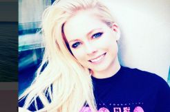 Avril Lavigne Rilis Koleksi Legging Secara Terbatas