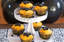 Meriahkan Halloween dengan Cupcake Bernuansa Warna Oranye-Hitam