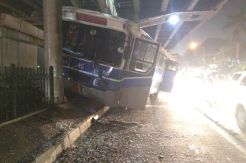 Tabrak Tiang JPO, Bus Patas AC 42 Ringsek