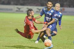 Rekor Kandang Semen Padang Rusak, Arema Cronus Duduki Puncak Klasemen