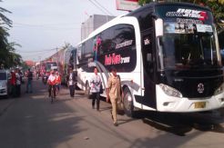 Digaji Rp300 Ribu, Guru Honorer Karawang Serbu Kantor Gubernur