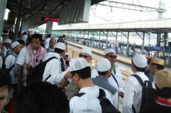 Ribuan Umat Islam Bekasi Pilih Naik Commuter Line ke Jakarta