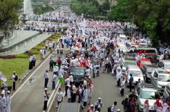 Demonstran Marah ketika Helikopter Terbang Rendah