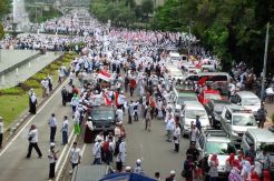 Diiringi Marawis, Ratusan Ribu Pendemo Tinggalkan Masjid Istiqlal