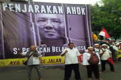 Poster Raksasa Penjarakan...