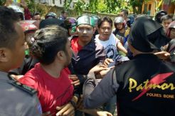 Demo Tangkap Ahok Ricuh, Mahasiswa Rusak Gedung DPRD