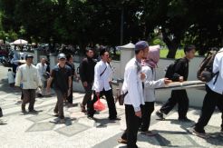 Sebelum ke Polda Jatim, Massa Berkumpul di Masjid Al Akbar