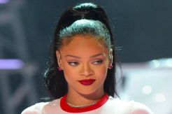 Rihanna Minta Drake Hapus Semua Foto Dirinya di Instagram
