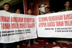 Tanah Warisan Dirampas Negara, Warga Segel Kantor Kades