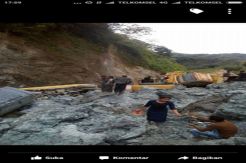 Belasan Truk Tertimbun Longsor di Lokasi Galian