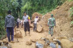 Jalan Tertutup Longsor, Desa Cimarga Terisolasi