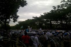Pemeriksaan Selesai, Habib Rizieq Pulang Diiringi Salawat Pendukungnya