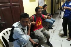 Turis Asal Amerika Pakai Kaus Palu Arit saat Belanja di Mal