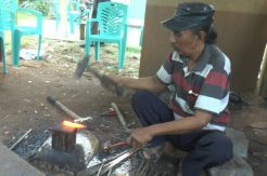 Melihat Pembuatan Benda Pusaka di Istana Kedatuan Luwu