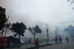 Api juga Membakar Rumah Makan Ampera