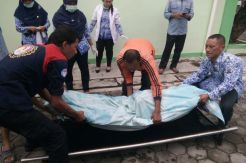 Mayat Pria Tanpa Identitas Mengapung di Sungai Cabean