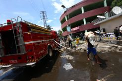 Kesulitan Sumber Air, Petugas Damkar Sedot Air Kolam Renang GOR Senen