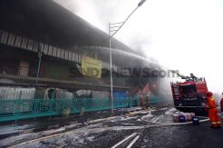 Hampir 31 Jam, Kepulan Asap Hitam Masih Terlihat di Pasar Senen