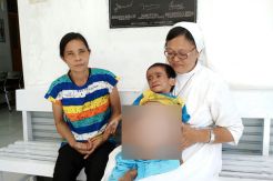 Balita Ini Berjuang Menahan Sakit di Perutnya yang Membesar