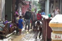 Banjir Kuningan Mulai Surut, Warga Bersihkan Sisa Lumpur