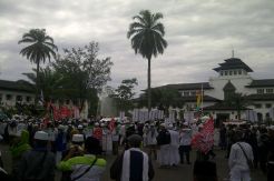 Massa Aksi Bela Ulama Memadati Halaman Gedung Sate