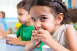 Bunda, Jangan Biarkan Si Kecil Makan Makanan yang Monoton!
