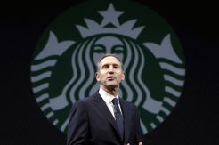 CEO Starbucks Siap Pekerjakan 10.000 Pengungsi yang Diusir Trump