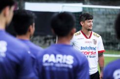 Indra Sjafri Ajarkan Passing, Irfan Bachdim Contohkan Dribbling