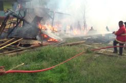 Tiga Lumbung Padi dan Rumah Warga Hangus Terbakar