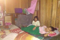 Kemiskinan Memaksa Siswi SD Ini Merawat Ibunya yang Sakit