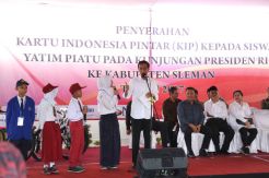 Menko PMK Dampingi Presiden Jokowi Bagikan 1.190 KIP di DIY