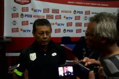 Di Bawah Bayang Dua...