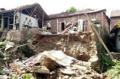 Tanah Retak, Rumah Warga di Banjar Ambruk