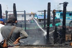 Sedang Diperbaiki, Kapal Ikan Habis Terbakar di Pelabuhan Benoa