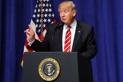 Trump Ancam Hancurkan Karir Senator Texas