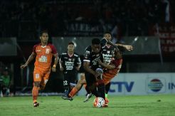 Pusamania Imbangi Bali United, Persaingan ke 8 Besar Masih Sengit