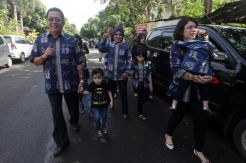 Ke TPS, Sylvi Sekeluarga Mengenakan Seragam Motif Ondel-Ondel