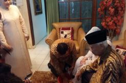 Budi Cuci Kaki Orangtua Sebelum Nyoblos