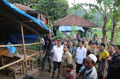 Dinilai Tak Layak, DPRD Bongkar Paksa Sekolah Terpal