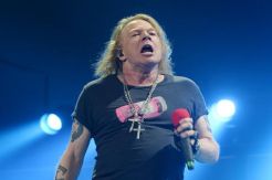Axl Rose Telat Datang ke Konser Guns N Roses Gara-Gara Macet